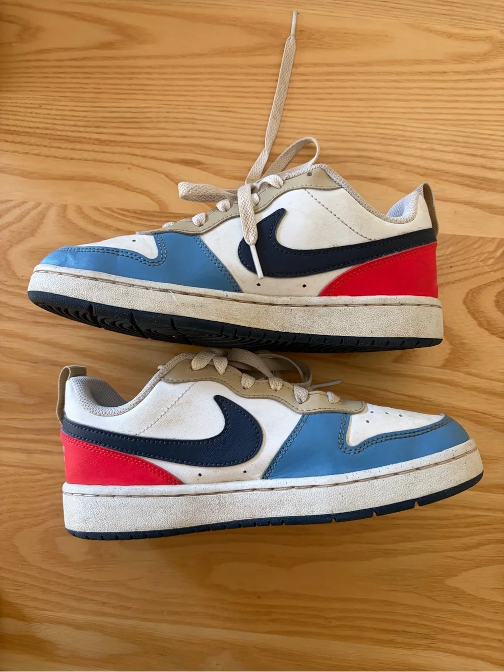 Nike Kids Low-Top Sneakers in White, Blue & Red